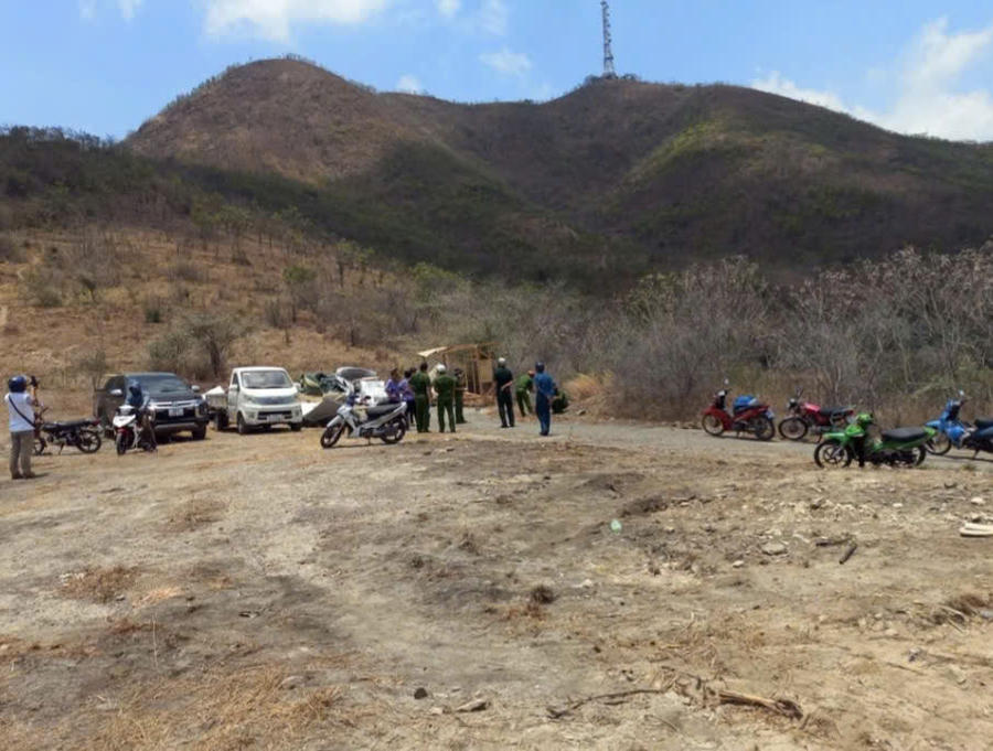 Hiện trường nơi xe tải đỗ lại để bốc dỡ hàng hóa lên đỉnh núi. Ảnh: Trần Hy