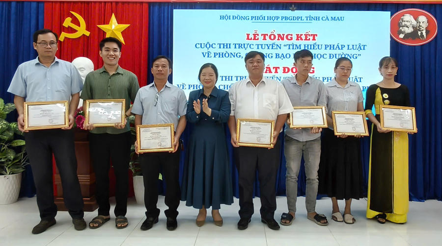 Bà Cao Xuân Thu Ngọc - Phó Giám đốc Báo và Phát thanh, Truyền hình Cà Mau trao giải Khuyến khích cho các thí sinh.