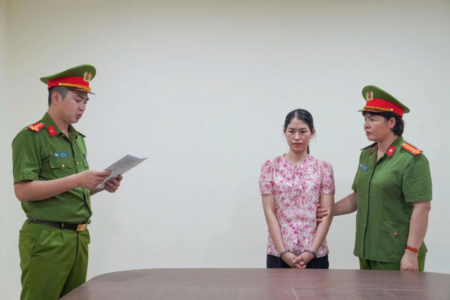 Đối tượng Vũ Doanh Nam (ảnh trái) - Giám đốc Trung tâm Trợ giúp xã hội tỉnh Phú Thọ và Phùng Thị Thuỳ Linh (ảnh phải) - Kế toán Trung tâm trợ giúp xã hội tỉnh Phú Thọ. (Ảnh: Công an tỉnh Phú Thọ)