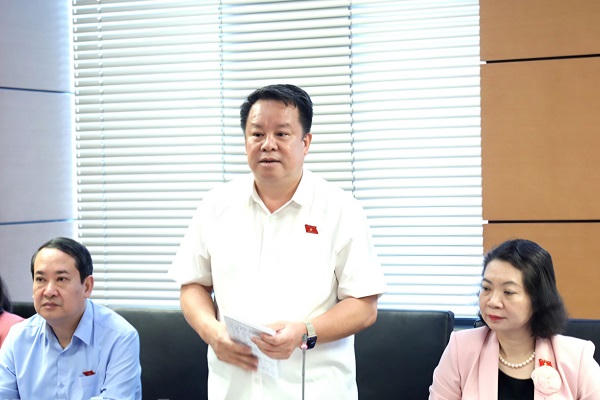 Thiếu tướng Nguyễn Quốc Hùng, Phó Chủ nhiệm Ủy ban Quốc phòng, An ninh và Đối ngoại của Quốc hội (Đoàn ĐBQH tỉnh Ninh Bình) góp ý về Luật sửa đổi, bổ sung một số điều của Luật Công chứng.