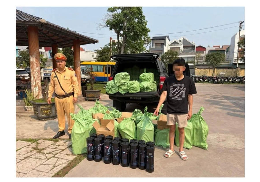 Đối tượng cùng tang vật gồm 240 bình khí cười bị lực lượng chức năng phát hiện, thu giữ trong quá trình kiểm tra xe nghi vấn tại phường Móng Cái 1.