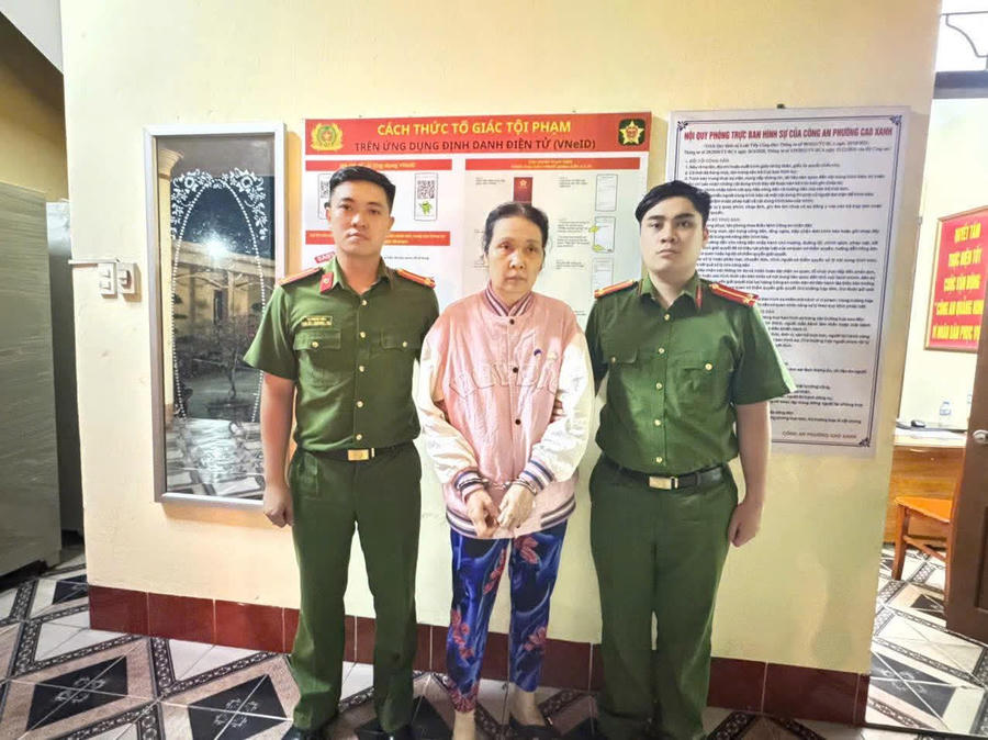 Đối tượng Nguyễn Thị Sâm bị công an bắt giữ sau vụ trộm tiền, vàng trong két sắt. Đối tượng Nguyễn Thị Sâm bị công an bắt giữ sau vụ trộm tiền, vàng trong két sắt.