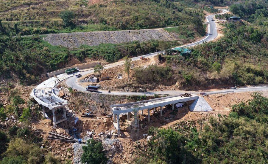 Giá xăng dầu tăng mạnh khiến dự án nâng cấp quốc lộ 28B khó hoàn thành trong tháng 4/2026. Ảnh: Lâm Viên