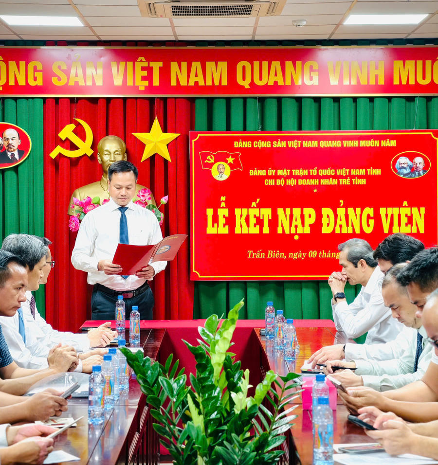 Ông Đặng Quốc Nghi, Bí thư Chi bộ Hội Doanh nhân trẻ Đồng Nai công bố quyết định kết nạp đảng viên mới tại buổi lễ.