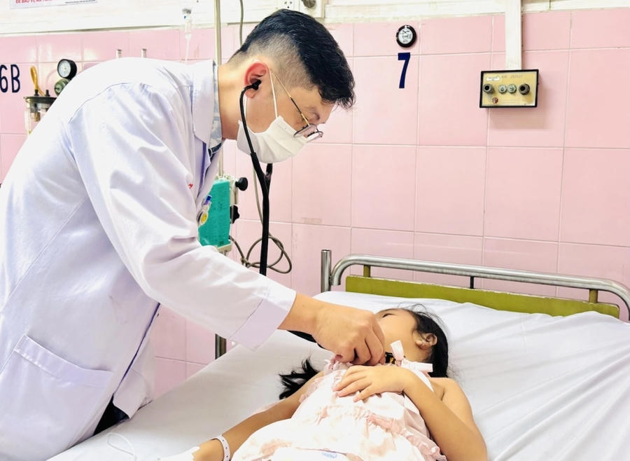 Chiều 9/4, bác sĩ Bệnh viện Nhân dân Gia Định tiến hành thăm khám cho các bệnh nhi nghi bị ngộ độc thực phẩm. Ảnh: Minh Toàn