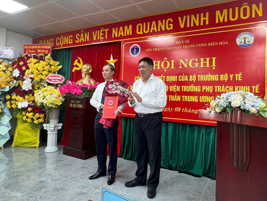 Đại diện Bộ Y tế (bên phải) công bố quyết định của Bộ trưởng Bộ Y tế về việc bổ nhiệm ông Đỗ Văn Thắng giữ chức vụ Phó Viện trưởng phụ trách kinh tế Viện Pháp y tâm thần Trung ương Biên Hòa. 