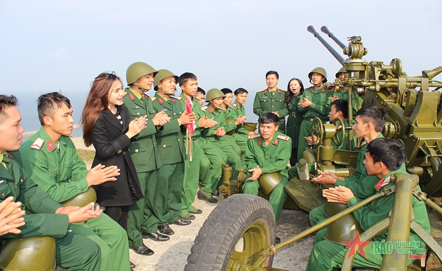 Cán bộ, diễn viên Đoàn Văn công Quân khu 3 giao lưu với cán bộ, chiến sĩ đảo Bạch Long Vĩ . (Nguồn: Tâm Trung/Báo Quân đội nhân dân)