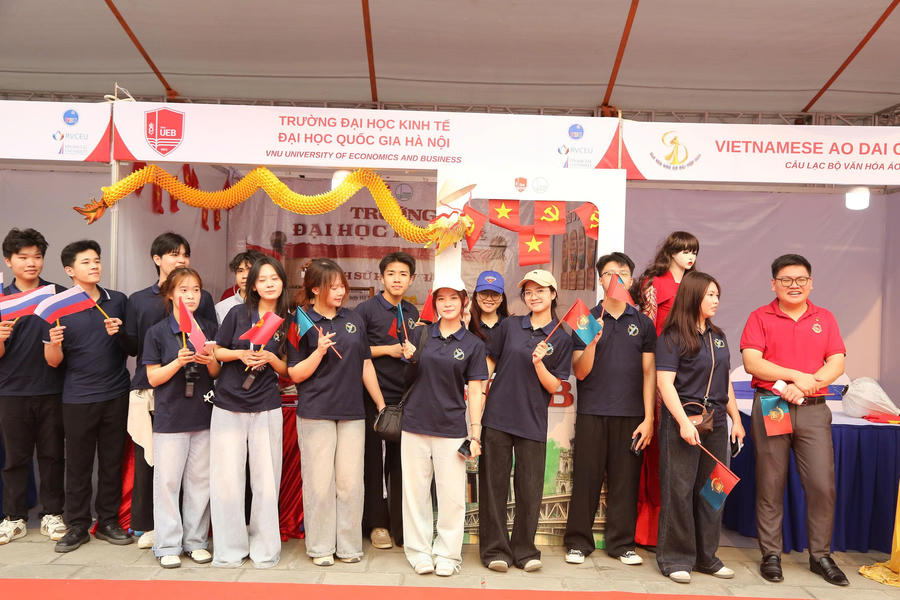 Ngày hội là dịp để sinh viên hai nước giao lưu, học hỏi.