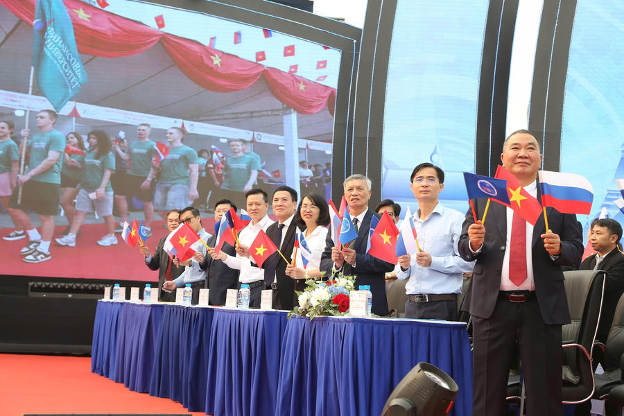 Nhiều hoạt động giao lưu văn hoá, thể thao diễn ra tại ngày hội.