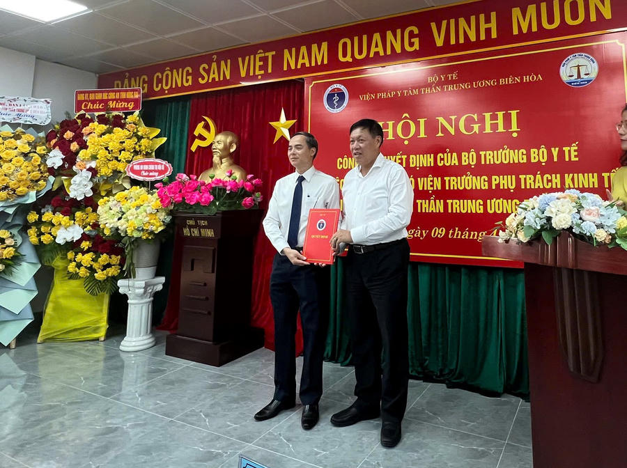 Ông Đỗ Văn Thắng (bên trái) nhận Quyết định bổ nhiệm chức vụ Phó Viện trưởng phụ trách kinh tế Viện Pháp y tâm thần Trung ương Biên Hòa.