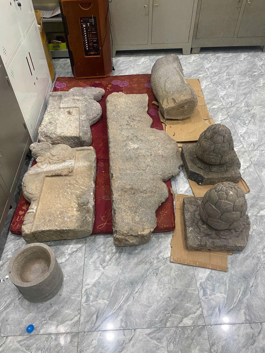 Các tang vật của vụ án trộm cắp tài sản tại Di tích lịch sử chùa Nôm. (Ảnh: Công an tỉnh Hưng Yên)