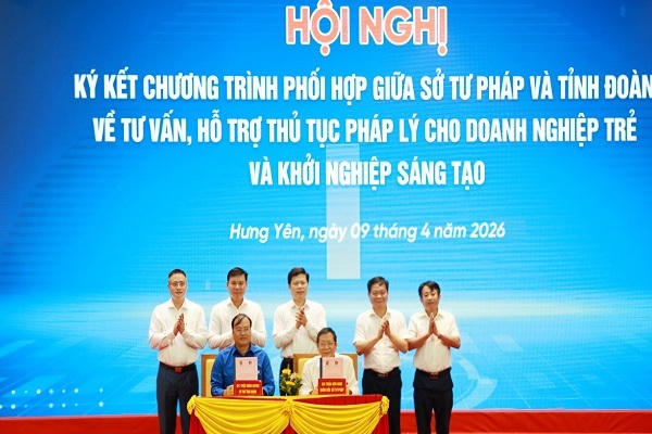 Các đại biểu chứng kiến ký kết "Chương trình phối hợp giữa Sở Tư pháp và Ban Thường vụ Tỉnh Đoàn về tư vấn, hỗ trợ thủ tục pháp lý cho doanh nghiệp trẻ và khởi nghiệp sáng tạo".