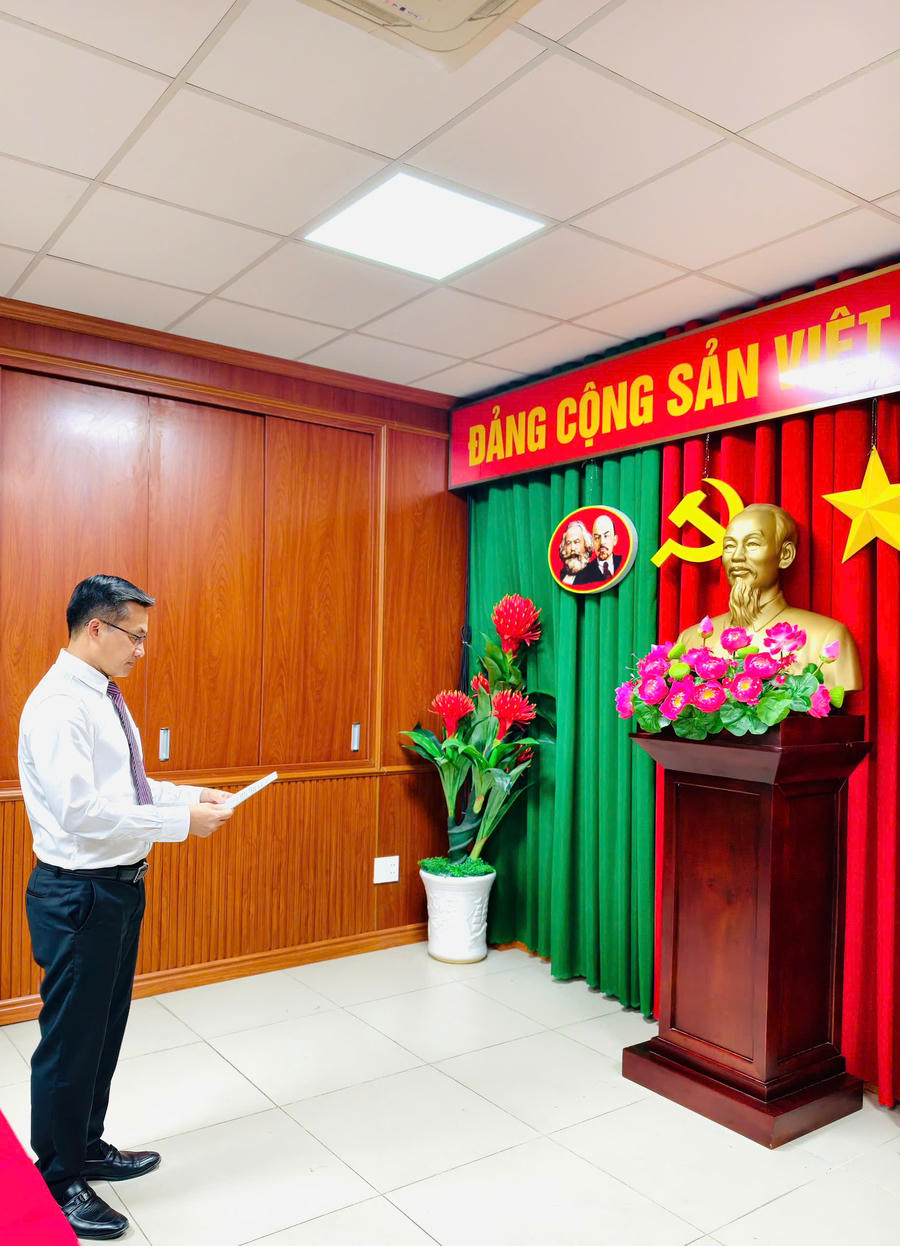 Ông Trần Quang Huấn thực hiện nghi thức tuyên thệ tại buổi lễ kết nạp.