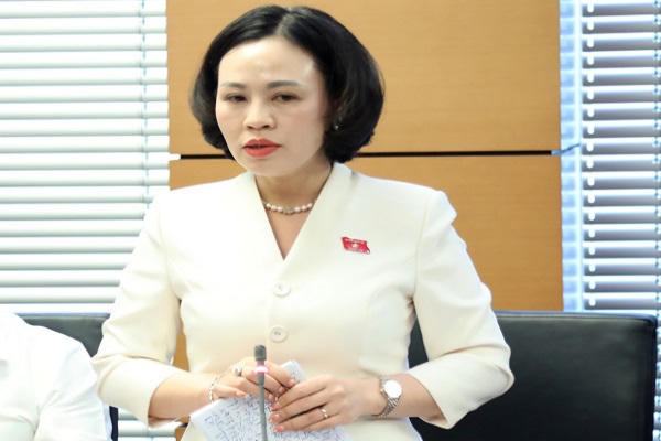 Đại biểu Trần Thị Hồng Thanh, Tỉnh ủy viên, Phó Trưởng Đoàn ĐBQH chuyên trách tỉnh Ninh Bình tán thành cao chủ trương thực hiện thủ tục hành chính phi địa giới được đề cập trong Dự thảo Luật Hộ tịch (sửa đổi).