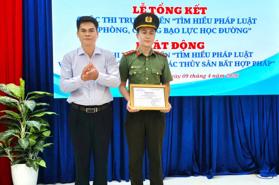 Ông Nguyễn Văn Phụng - Phó Trưởng Ban Nội chính Tỉnh ủy Cà Mau, trao giải Nhì cho Đại úy Huỳnh Quang Nhựt - cán bộ Công an tỉnh Cà Mau.