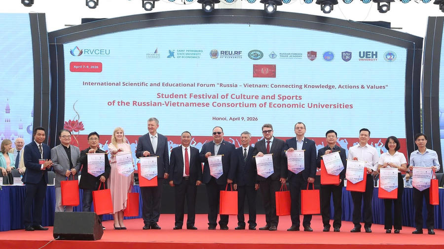 Đại diện Ban tổ chức trao cờ lưu niệm chụp ảnh cùng đơn vị tham dự ngày hội.