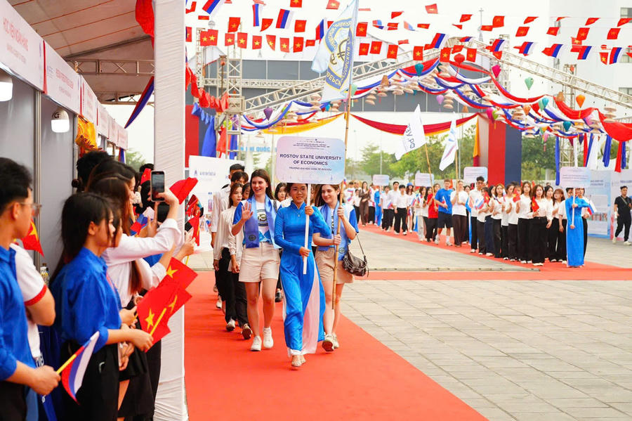 Ngày hội là dịp để sinh viên hai nước giao lưu, học hỏi.