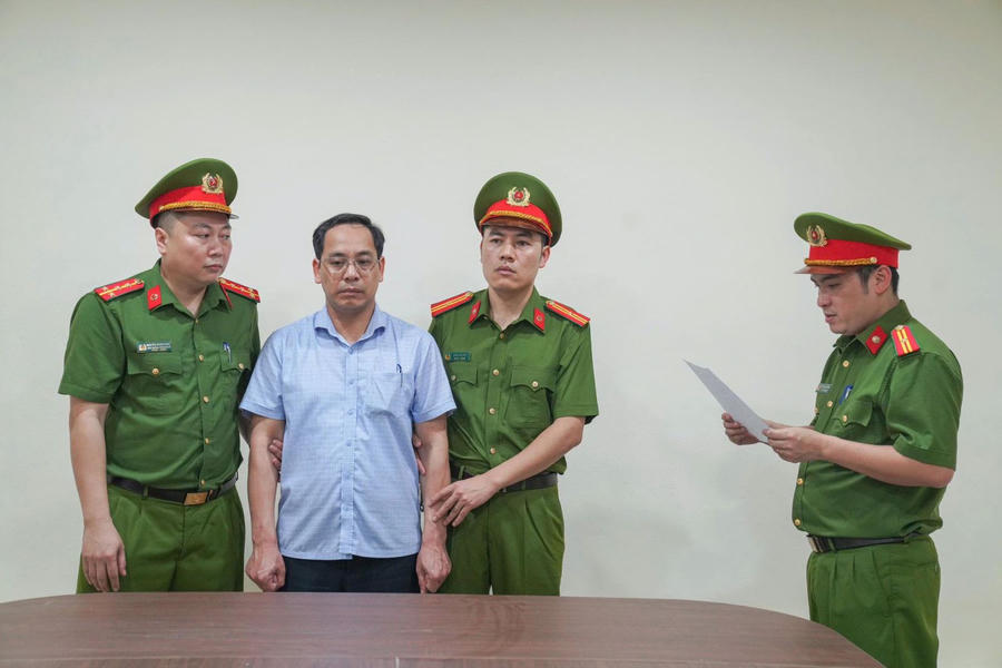 Đối tượng Trần Thu Đông (bìa trái) - Hiệu trưởng Trường Phổ thông dân tộc nội trú THCS và THPT Yên Lập và Hoàng Thị Xuân Hòa (bìa phải) - Kế toán Trường Phổ thông dân tộc nội trú THCS và THPT Yên Lập. (Ảnh: Công an tỉnh Phú Thọ)