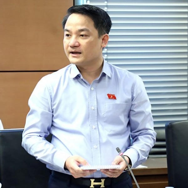 Đại biểu Lê Văn Thế, Tỉnh ủy viên, Phó Trưởng Đoàn ĐBQH chuyên trách tỉnh Ninh Bình phát biểu thảo luận tại Tổ.