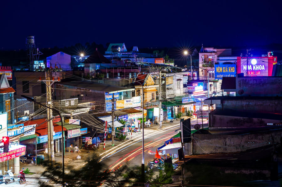 Một góc phố ở Tân Phú lung linh, rực rỡ về đêm.