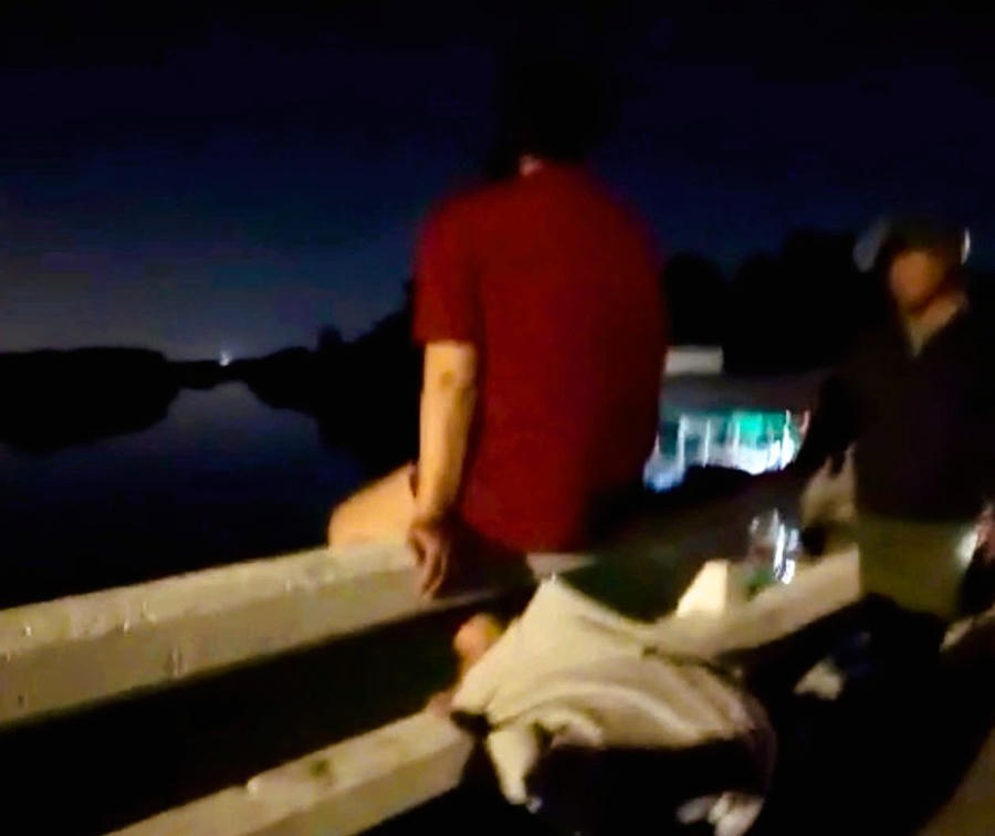 Lực lượng chức năng kiên trì vận động, thuyết phục chị Tr.T.K.P từ bỏ ý định tự tử.