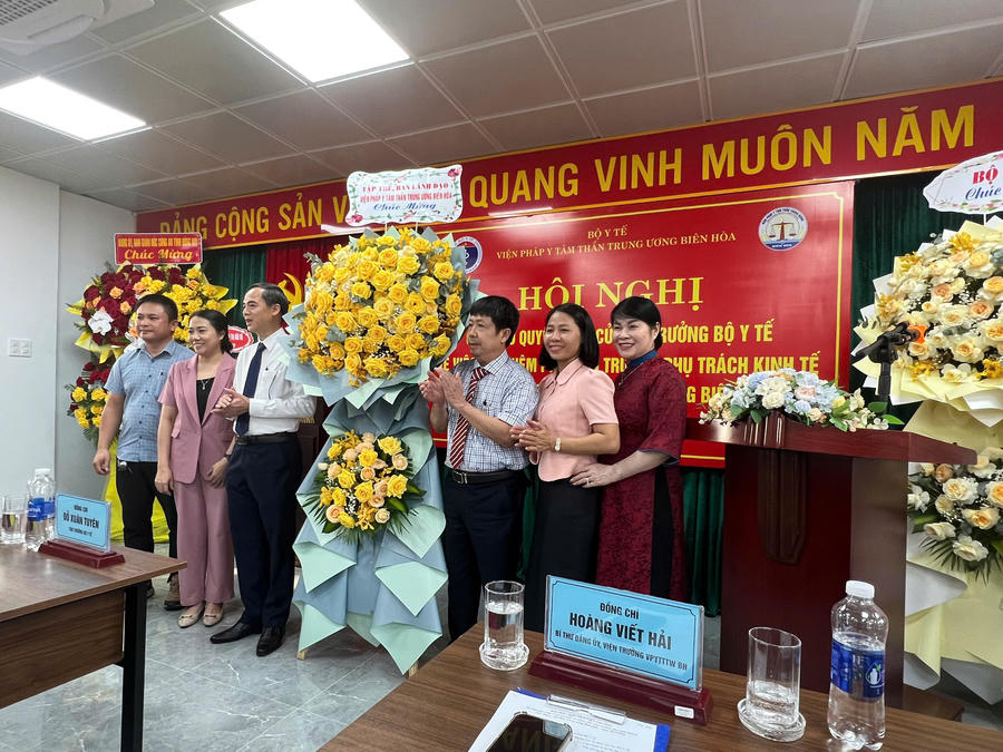 Đại diện các phòng ban, đơn vị chúc mừng&nbsp;ông Đỗ Văn Thắng - Tân Phó Viện trưởng phụ trách kinh tế Viện Pháp y tâm thần Trung ương Biên Hòa.