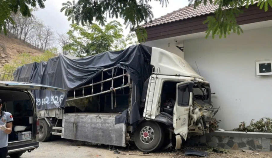 Lực lượng kỹ thuật hình sự đang tiến hành giám định. Ảnh: Trần Hy