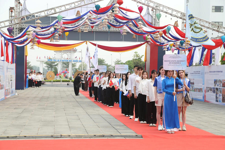 Ngày hội là dịp để sinh viên hai nước giao lưu, học hỏi.
