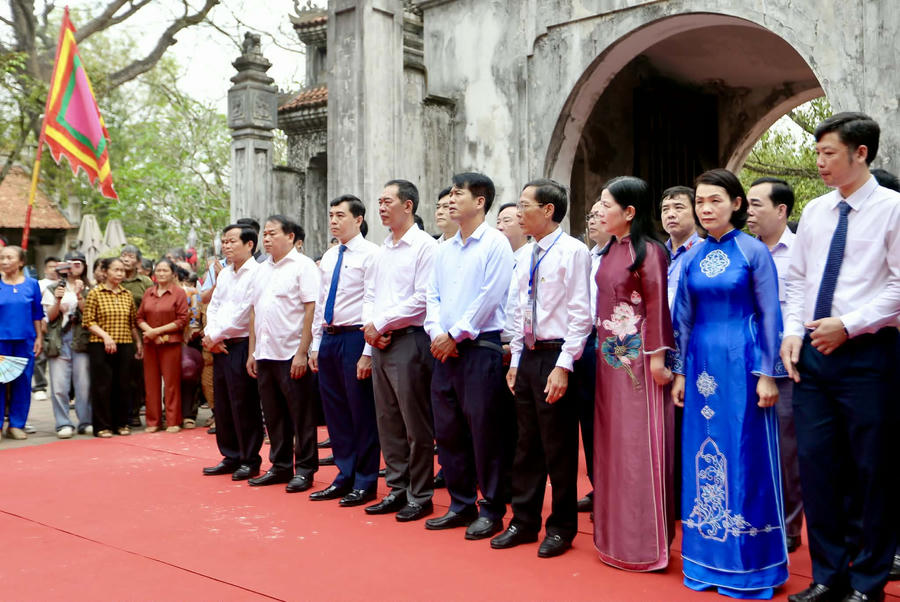 Các đại biểu cùng đông đảo nhân dân tham dự Lễ khai mạc.