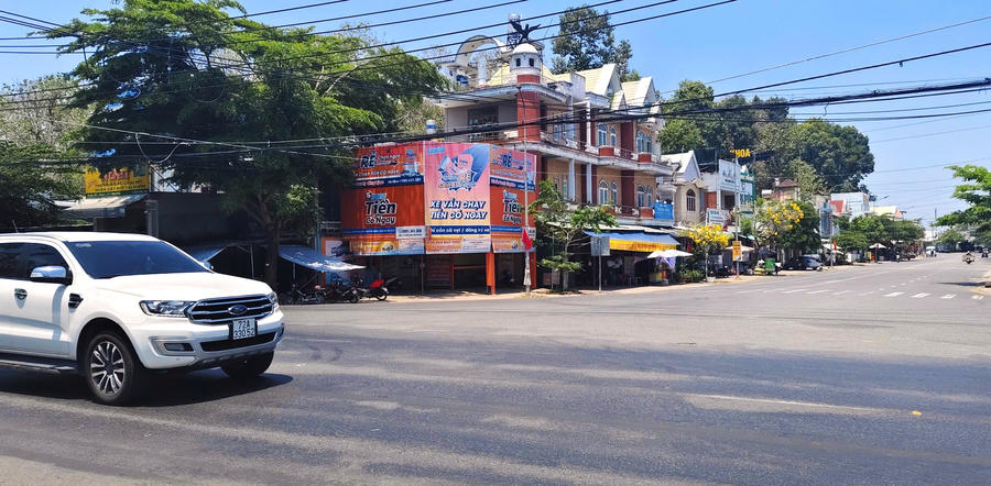 Đường Nguyễn Văn Linh, xã Tân Phú.