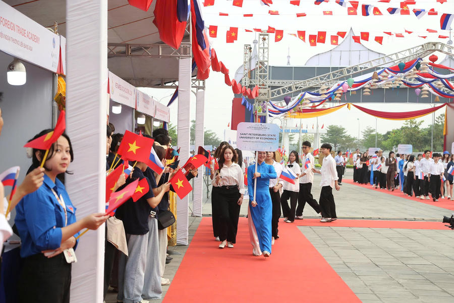 Màn diễu hành của đại diện&nbsp;các trường Liên bang Nga.