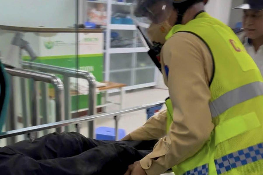 CSGT cùng các bác sĩ hỗ trợ người bị thương tại bệnh viện.