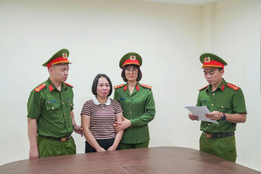 Đối tượng Trần Thu Đông (bìa trái) - Hiệu trưởng Trường Phổ thông dân tộc nội trú THCS và THPT Yên Lập và Hoàng Thị Xuân Hòa (bìa phải) - Kế toán Trường Phổ thông dân tộc nội trú THCS và THPT Yên Lập. (Ảnh: Công an tỉnh Phú Thọ)