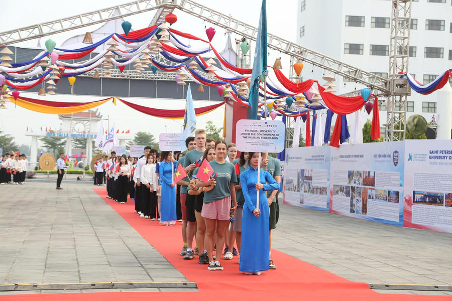 Màn diễu hành của đại diện&nbsp;các trường Liên bang Nga.