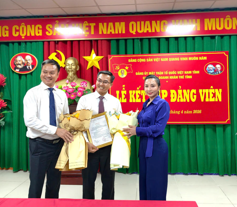 Đại diện Chi bộ và CLB nữ doanh nhân Đồng Nai chúc mừng đảng viên mới sau lễ kết nạp.