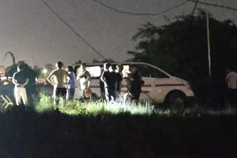 Cơ quan chức năng khám nghiệm hiện trường, tử thi, điều tra nguyên nhân vụ tai nạn.