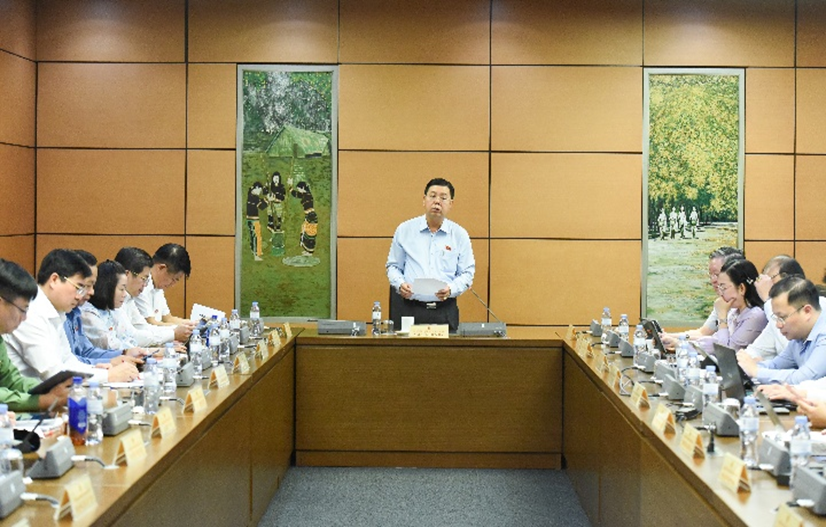 Đại biểu Nguyễn Tiến Hải chủ trì Phiên thảo luận tổ 13