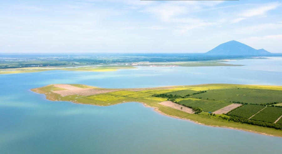 Bán đảo Tha La, hồ Dầu Tiếng. 
