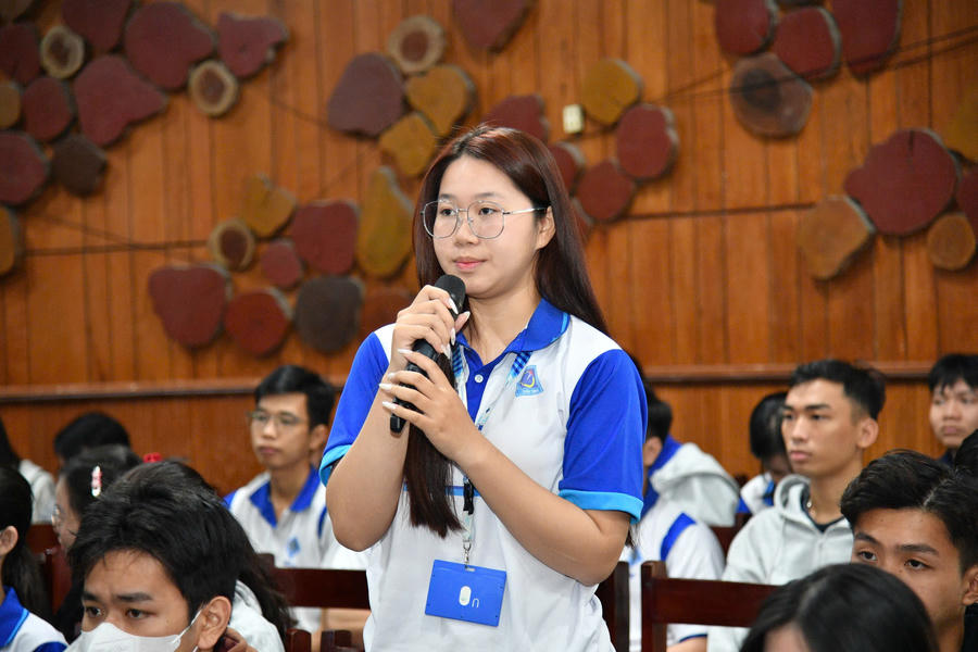 Sinh viên Đại học Cần Thơ đặt các câu hỏi về biển, đảo và Luật Cảnh sát biển Việt Nam