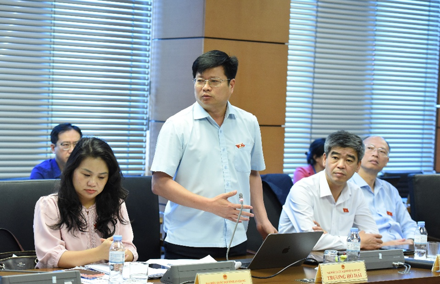 Đại biểu Trương Hồ Hải phát biểu tại Phiên thảo luận tổ 13.