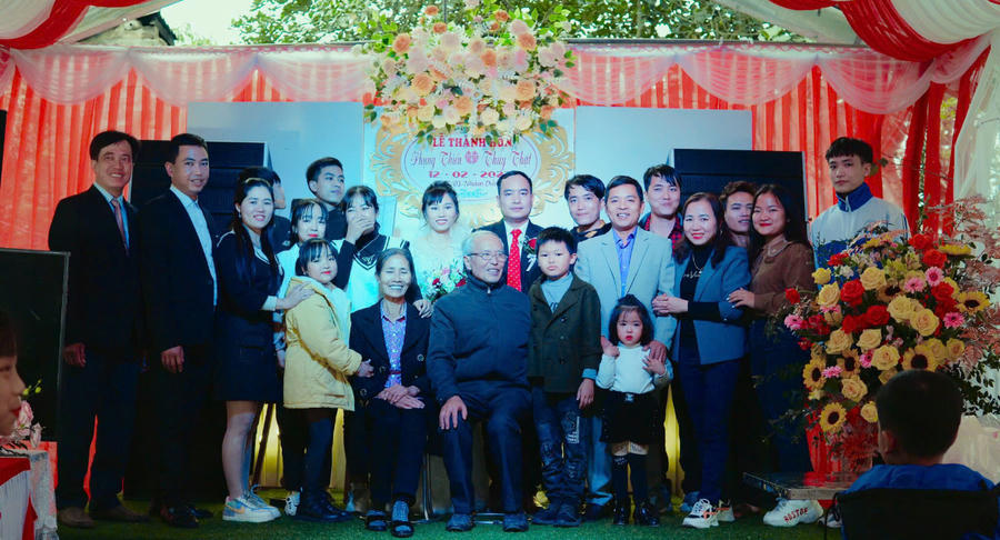 Đại gia đình chưa đầy đủ trong một đám cưới con trai của ông bà.