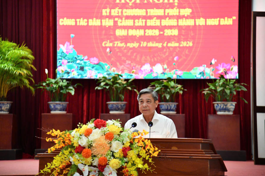 Ông Đồng Văn Thanh, Ủy viên Trung ương Đảng, Phó Bí thư Thường trực Thành ủy, Chủ tịch Hội đồng nhân dân thành phố Cần Thơ phát biểu tại Hội nghị