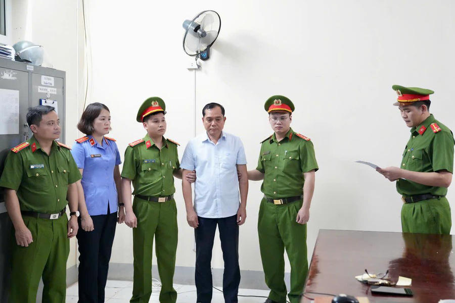 Cơ quan Cảnh sát điều tra Công an tỉnh Phú Thọ tống đạt quyết định và lệnh đối với Hoàng Trọng Lợi.