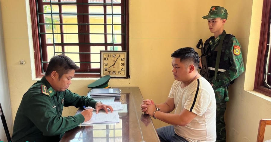 Đối tượng Tráng Seo Hồng làm việc với cán bộ Biên phòng. (Ảnh: Trung Dũng)