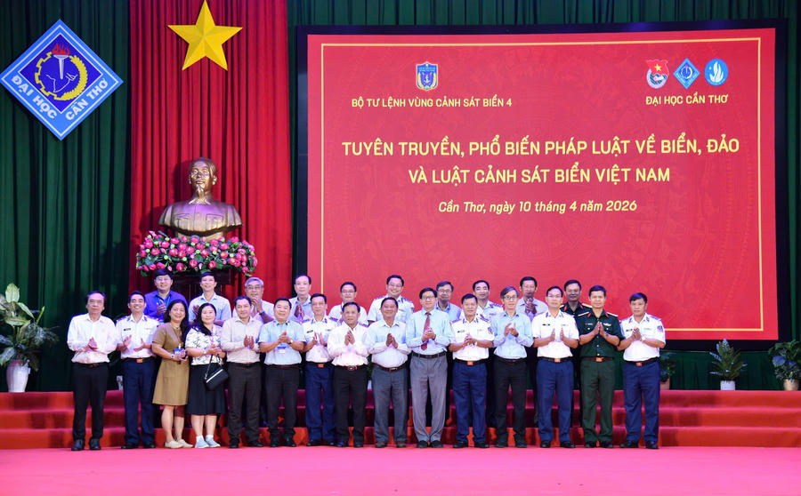 Các đại biểu chụp ảnh lưu niệm.