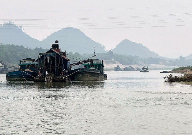 Nhiều tàu "cát tặc" bị phát hiện, bắt giữ trên sông Lô. (Ảnh: CAND).