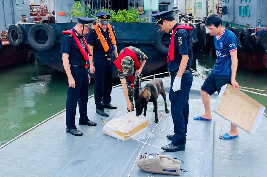 Lực lượng Hải quan khu vực VIII phối hợp kiểm tra hàng hóa nghi vấn tại khu vực cảng, kịp thời phát hiện, ngăn chặn vi phạm.