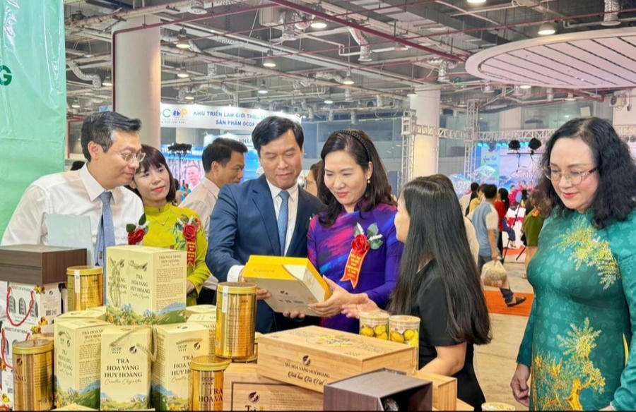 Lãnh đạo tỉnh Quảng Ninh và người dân tham quan, mua sắm tại Hội chợ OCOP Quảng Ninh - Hè 2026.