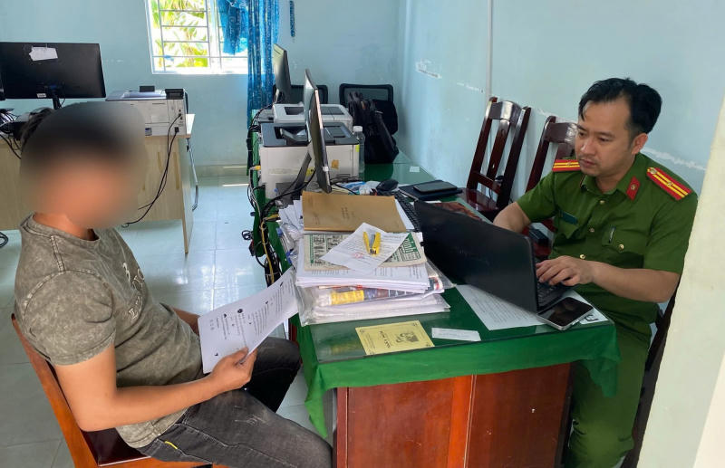 Cán bộ Công an làm việc với 2 cá nhân vi phạm. Ảnh: CAQN