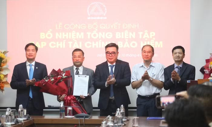 Ông Nguyễn Phong Cầm nhận quyết định bổ nhiệm trong buổi lễ.